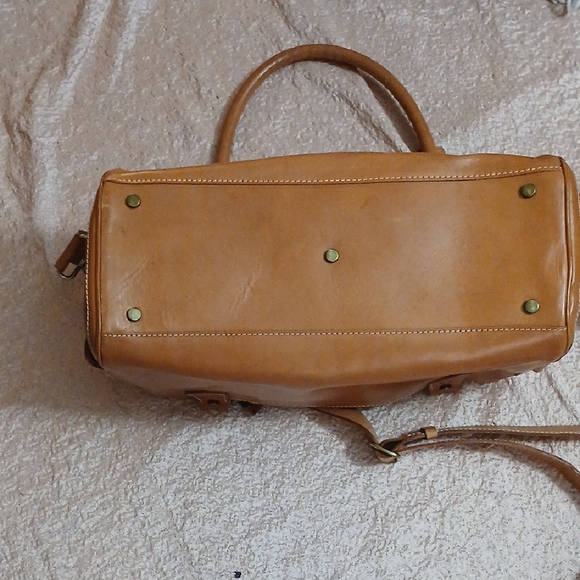 Elegant Tan Leather Handbag - Picture 4 of 10